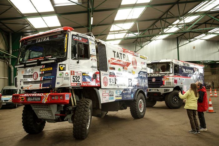 El camión Tatra se prepara en Le Havre para el largo viaje a Lima, Perú