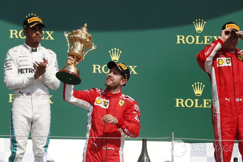 Il vincitore della gara Sebastian Vettel, Ferrari, festeggia sul podio