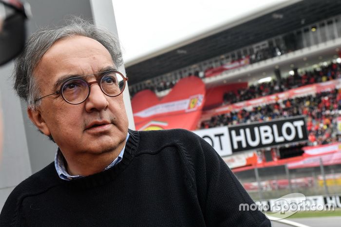 Sin embargo, uno de los grandes defensores de Leclerc, el presidente de Ferrari, Sergio Marchionne, falleció. Y ahí, la permanencia de Raikkonen empezó a parecer más probable.