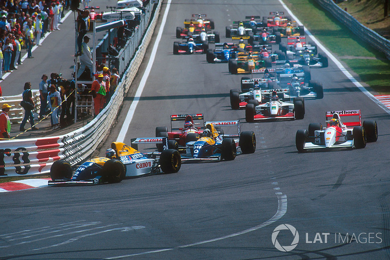 Départ : Alain Prost, Williams FW15C, devant Damon Hill, Williams FW15C, et Ayrton Senna, McLaren MP4/8