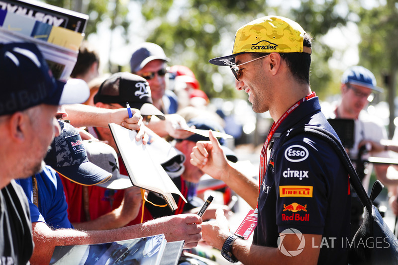 Daniel Ricciardo, Red Bull Racing, signe des autographes