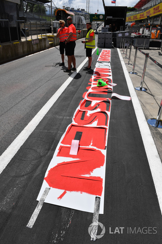 Preparazione delle scritte in pit lane