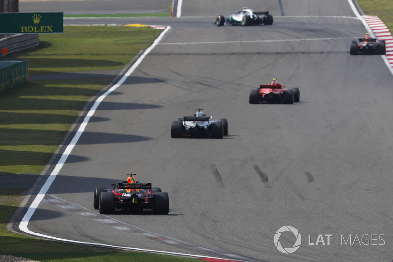 Kimi Raikkonen, Ferrari SF71H, Lewis Hamilton, Mercedes AMG F1 W09, et Daniel Ricciardo, Red Bull Racing RB14 Tag Heuer