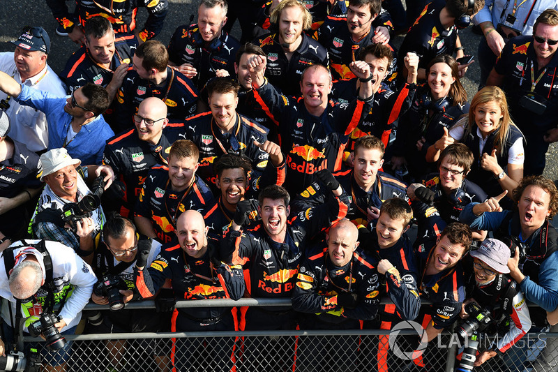 Red Bull Racing fête la victoire dans le Parc Fermé