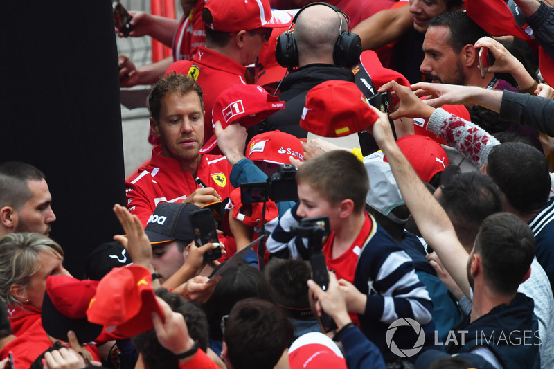 Sebastian Vettel, Ferrari menandatangani atribut penggemar