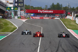 Kimi Raikkonen, Ferrari SF71H, Sebastian Vettel, Ferrari SF71H y Valtteri Bottas, Mercedes AMG F1 W09