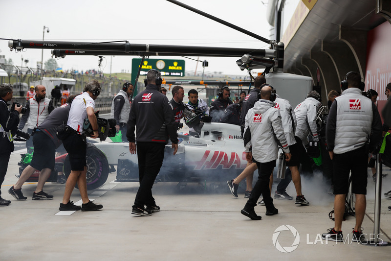 Mobil Haas F1 Team VF-18 Ferrari Romain Grosjean berasap di pitbox