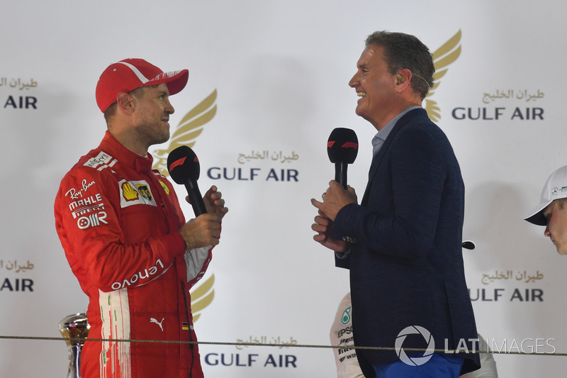 Sebastian Vettel, Ferrari discute avec David Coulthard sur le podium