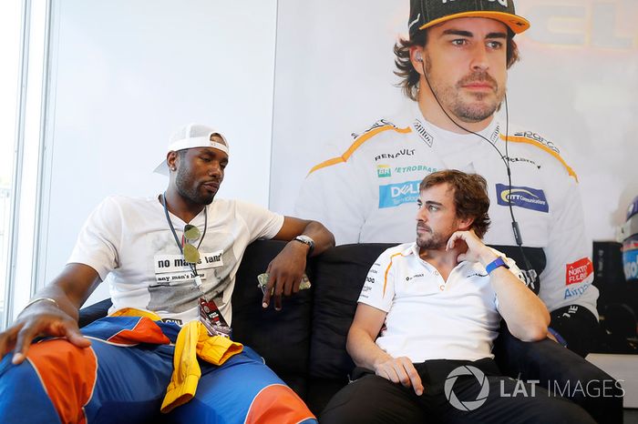 Serge Ibaka, Toronto Raptors jugador de la NBA con Fernando Alonso, McLaren.