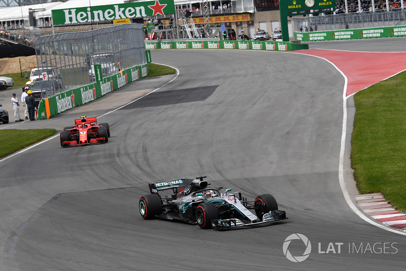 Lewis Hamilton, Mercedes-AMG F1 W09 leads Kimi Raikkonen, Ferrari SF71H