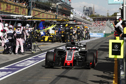 Romain Grosjean, Haas F1 Team VF-18 Ferrari, Nico Hulkenberg, Renault Sport F1 Team R.S. 18, en pit