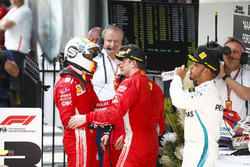 Sebastian Vettel, Ferrari, Inaki Rueda, estratega de Ferrari, Kimi Raikkonen, Ferrari, y Lewis Hamilton, Mercedes AMG F1
