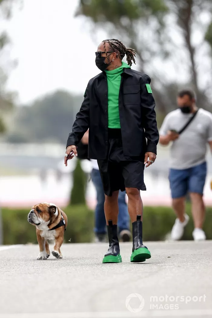 Lewis Hamilton, Mercedes con su perro Roscoe