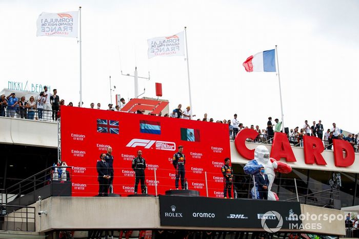 Podio: Gianpiero Lambiase, Ingeniero de carrera de Red Bull Racing, segundo lugar Lewis Hamilton, Mercedes, ganador Max Verstappen, Red Bull Racing, tercer lugar Sergio Pérez, Red Bull Racing