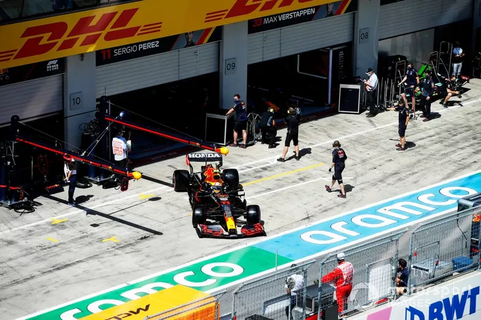 Sergio Pérez, Red Bull Racing RB16B, sale del garaje