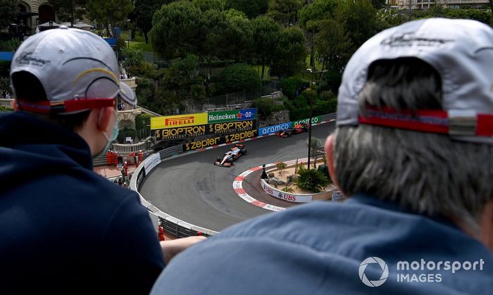 Lando Norris, McLaren MCL35M, Sergio Pérez, Red Bull Racing RB16B