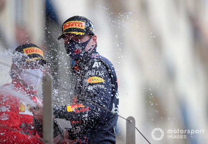 Podio: segundo lugar Carlos Sainz Jr., Ferrari, ganador Max Verstappen, Red Bull Racing