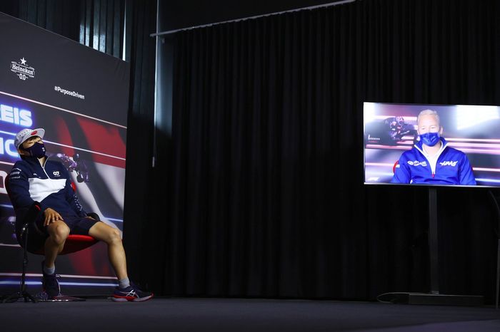 Yuki Tsunoda, AlphaTauri durante la conferencia de prensa