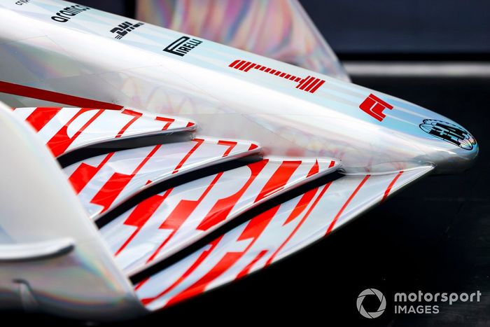 Detalle del frente y del alerón delantero del coche de Fórmula 1 2022  