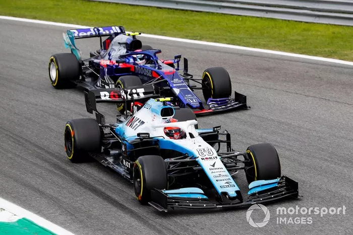 Robert Kubica, Williams FW42 y Pierre Gasly, Toro Rosso STR14 batalla