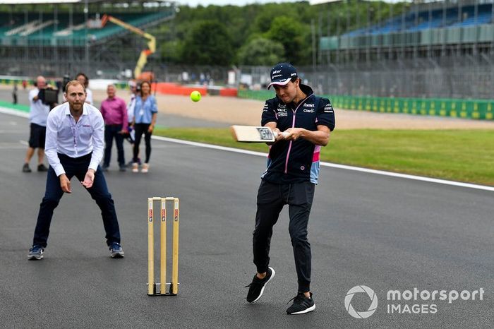 Sergio Perez, Racing Point, jugando a cricket
