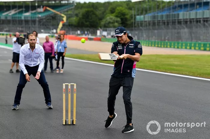 Sergio Perez, Racing Point, jugando a cricket 