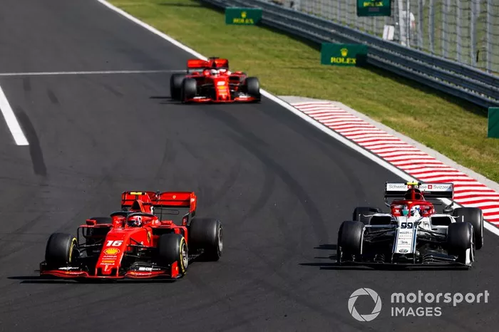 Charles Leclerc, Ferrari SF90, supera Antonio Giovinazzi, Alfa Romeo Racing C38, davanti a Sebastian Vettel, Ferrari SF90
