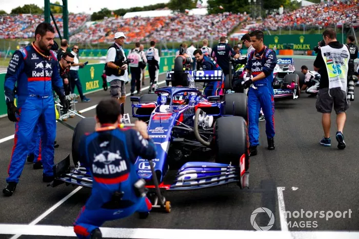 Alexander Albon, Toro Rosso STR14, sulla griglia con i meccanici