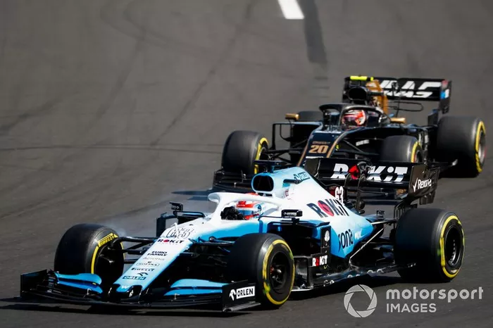 George Russell, Williams Racing FW42, precede Kevin Magnussen, Haas F1 Team VF-19