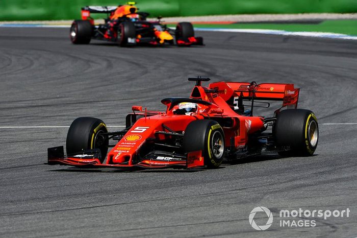 Sebastian Vettel, Ferrari SF90, precede Pierre Gasly, Red Bull Racing RB15