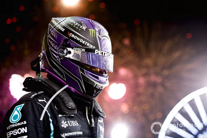 Ganador Lewis Hamilton, Mercedes, celebra en Parc Ferme