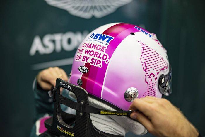 Sebastian Vettel, Aston Martin, con su casco rosa para 2021