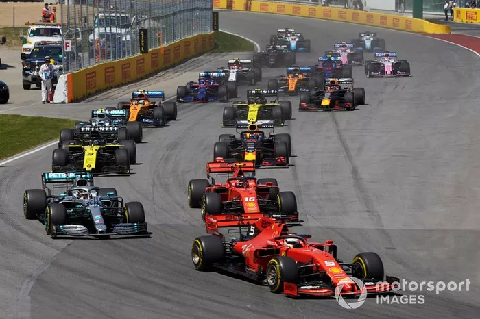 Sebastian Vettel, Ferrari SF90, precede Lewis Hamilton, Mercedes AMG F1 W10, Charles Leclerc, Ferrari SF90, Daniel Ricciardo, Renault R.S.19, Pierre Gasly, Red Bull Racing RB15, Valtteri Bottas, Mercedes AMG W10, Nico Hulkenberg, Renault R.S. 19,e il resto delle auto all'inizio della gara
