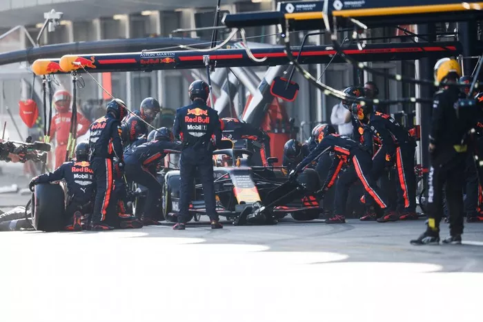 Max Verstappen, Red Bull Racing RB15 pit stop 