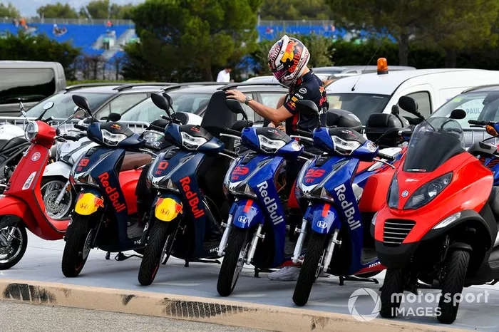 Pierre Gasly, Red Bull Racing llega con su novia Caterina Masetti Zannini