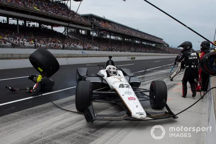 Jordan King, Rahal Letterman Lanigan Racing Honda, se desliza en el box, golpea un neumático y lesiona a un miembro del equipo