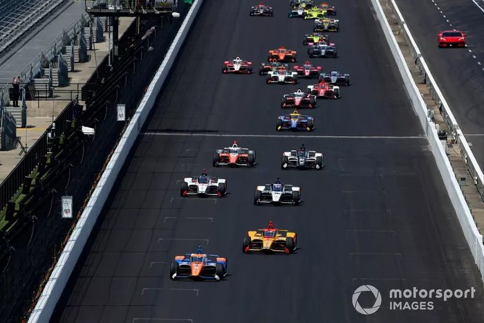 Scott Dixon, Chip Ganassi Racing Honda lidera en el reinicio