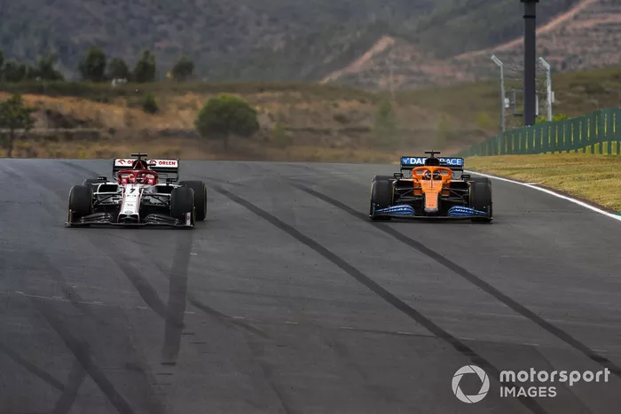 Kimi Raikkonen, Alfa Romeo Racing C39, Carlos Sainz Jr., McLaren MCL35