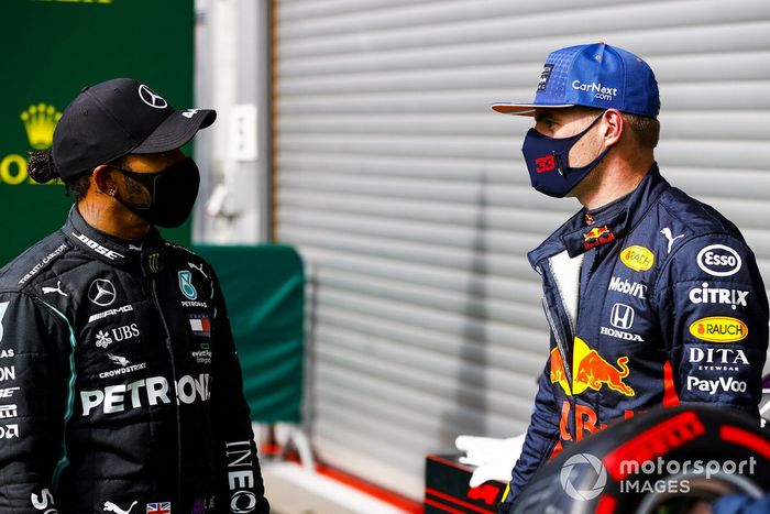 Ganador de la pole Lewis Hamilton, Mercedes-AMG F1 y el tercer puesto Max Verstappen, Red Bull Racing en Parc Ferme 