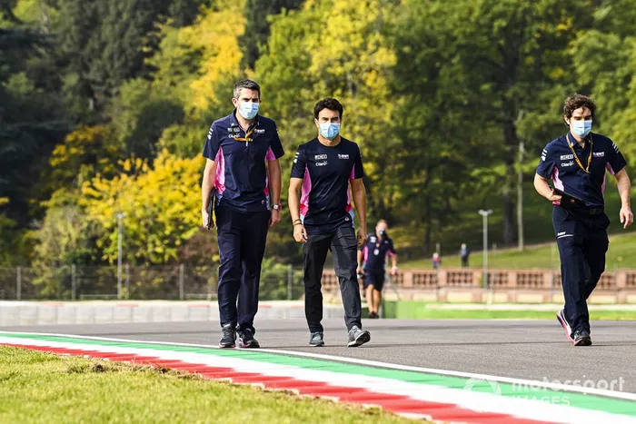 Sergio Perez, Racing Point, cammina sul circuito
