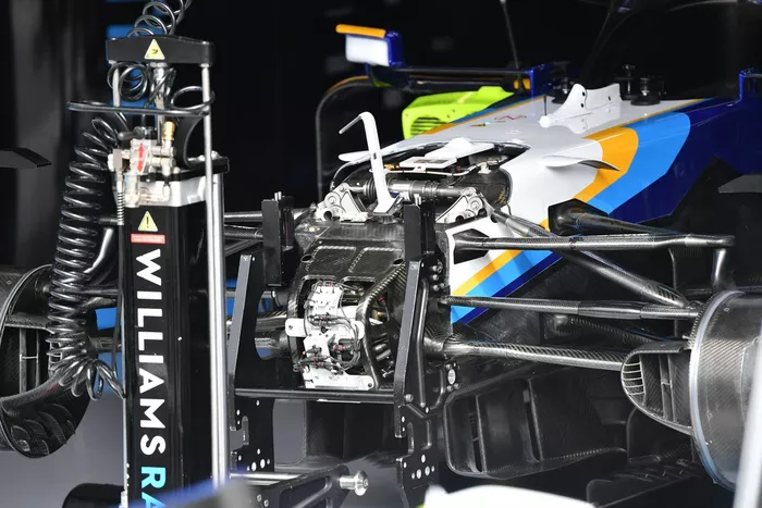 Uma olhada na parte dianteira do Williams FW43B com o painel exposto, podemos ver mais alguns detalhes da suspensão interna.