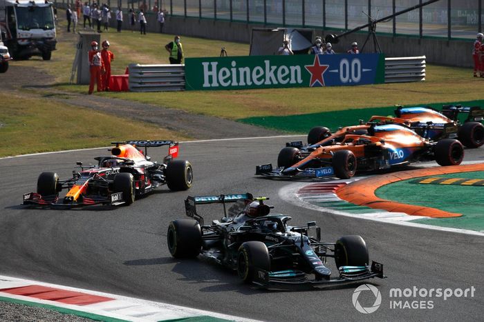 Valtteri Bottas, Mercedes W12, Max Verstappen, Red Bull Racing RB16B, Daniel Ricciardo, McLaren MCL35M, Lando Norris, McLaren MCL35M, y el resto en la primera vuelta