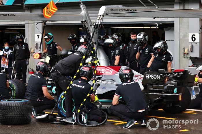 Valtteri Bottas, Mercedes W12, en pits