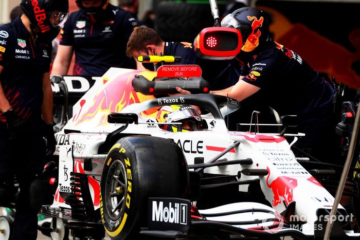 Sergio Pérez, Red Bull Racing RB16B, en el pit lane
