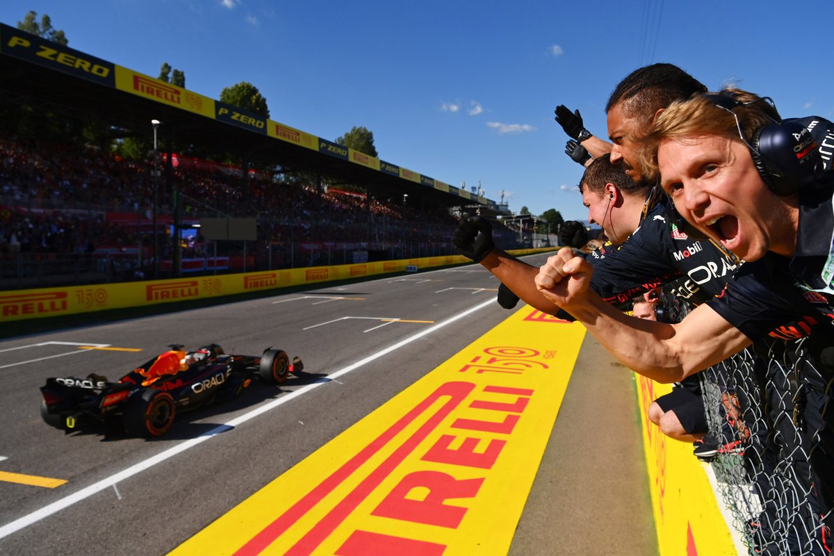 Max Verstappen, Red Bull Racing RB18, cruza la meta para ganar en Monza.