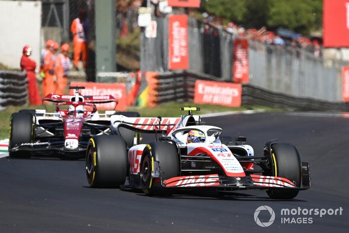 Mick Schumacher, Haas VF-22, Valtteri Bottas, Alfa Romeo C42