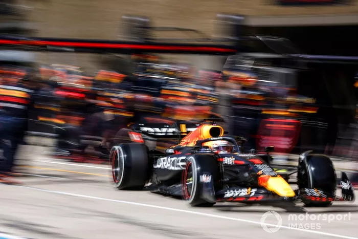 Max Verstappen, Red Bull Racing RB18, sale de su box