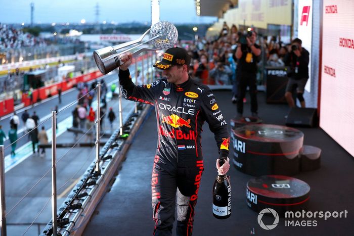 Podio: ganador y campeón del mundo Max Verstappen, Red Bull Racing