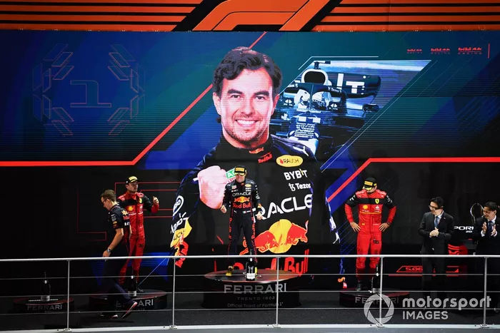 Podio: segundo lugar Charles Leclerc, Ferrari, ganador Sergio Pérez, Red Bull Racing, tercer lugar Carlos Sainz, Ferrari
