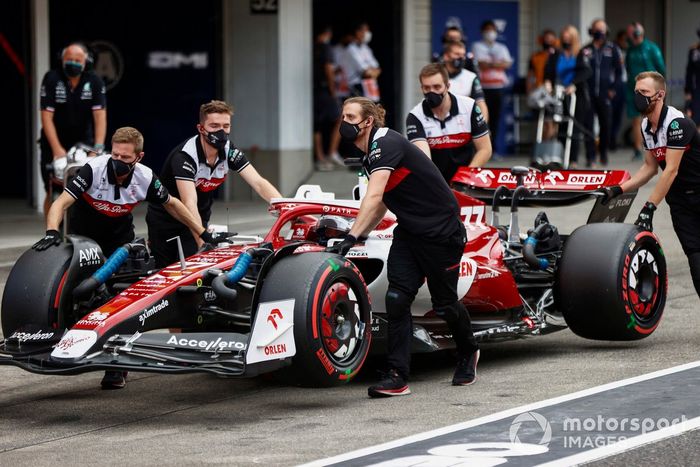 Valtteri Bottas, Alfa Romeo C42, en el pit lane